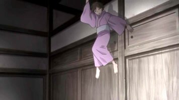Fuki schwebt unter der Decke